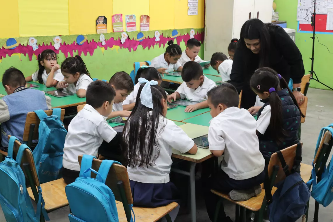 Estudiantes reciben clases con tablets.