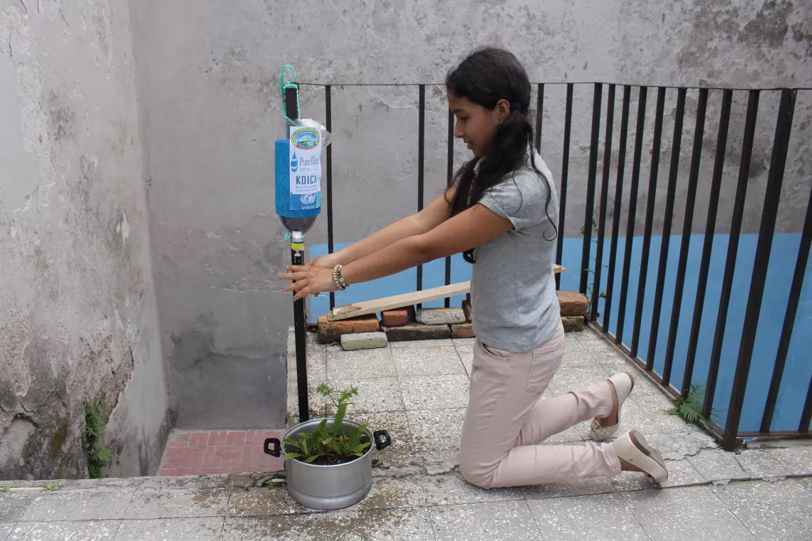 Haciendo uso de un tippytap para lavarse las manos