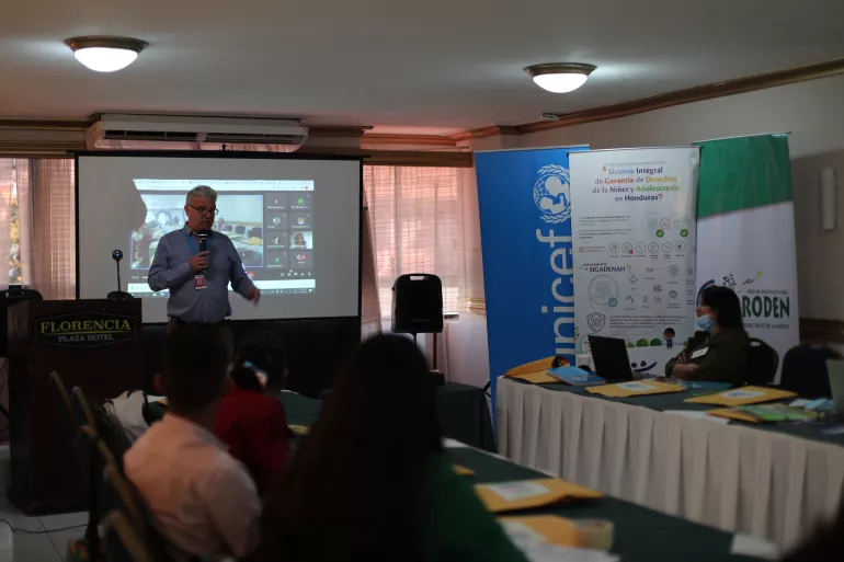 Representante de UNICEF habla en la inauguracion del taller de gobernanza local