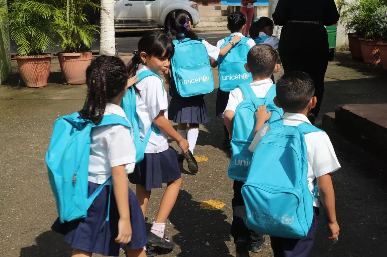 Ni&ntilde;as, ni&ntilde;os y adolescentes en su centro educativo.