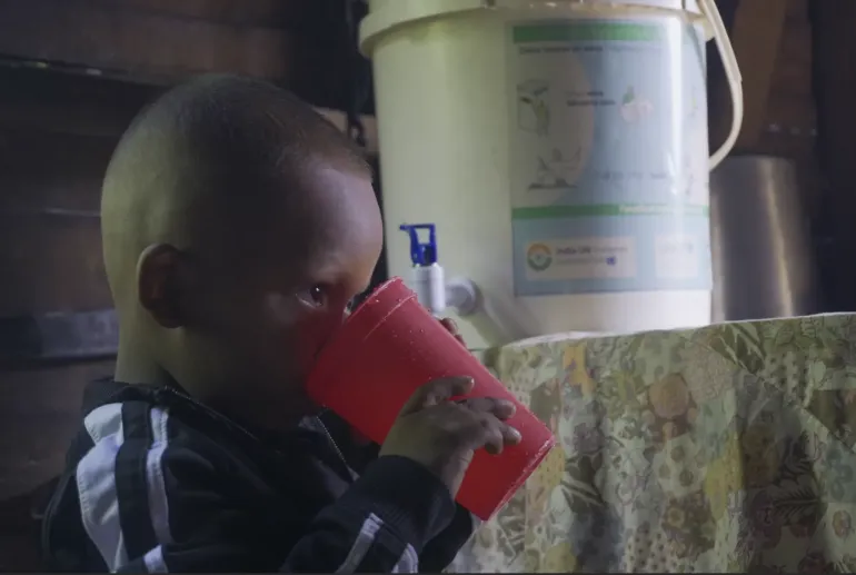 Tomando agua limpia