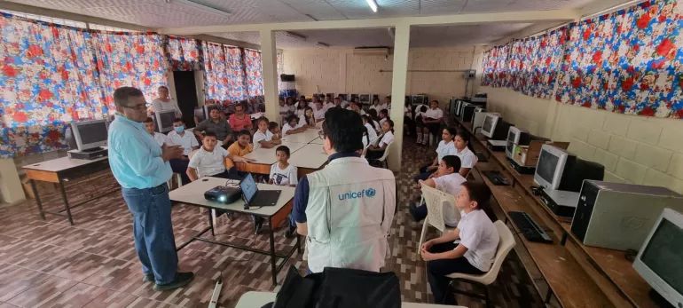 Capacitaci&oacute;n a comunidad estudiantil sobre la importancia del uso de tecnolog&iacute;as