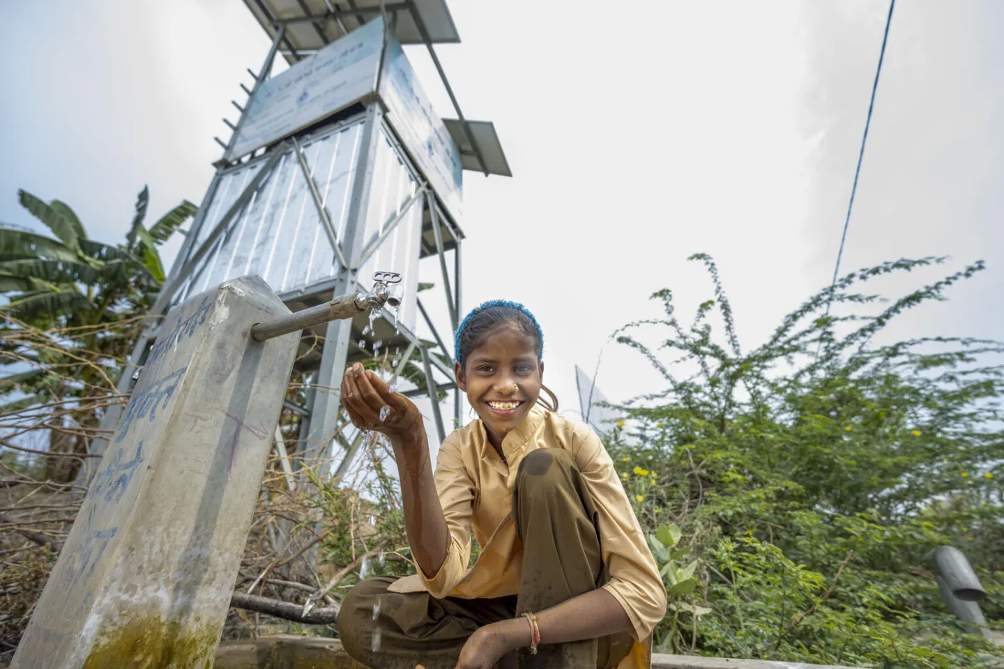  Jiya and her daughter Dipika(7), suffer from early symptoms of fluorosis.