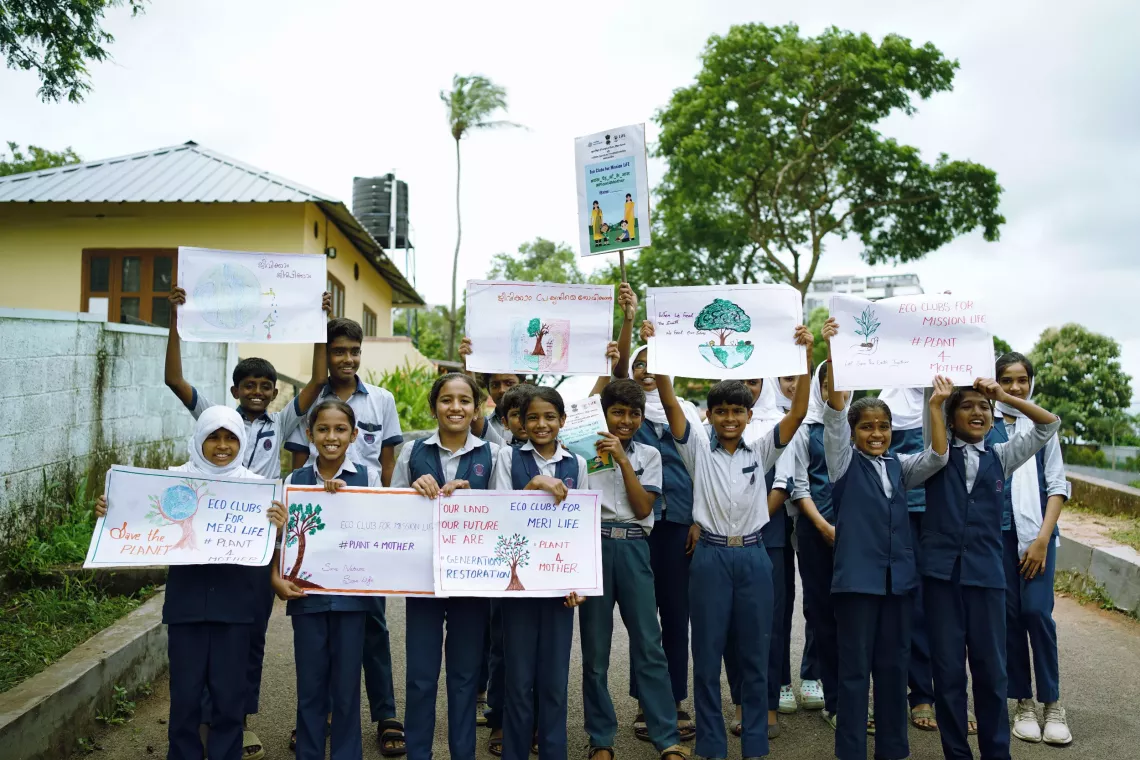 students volunteering actions