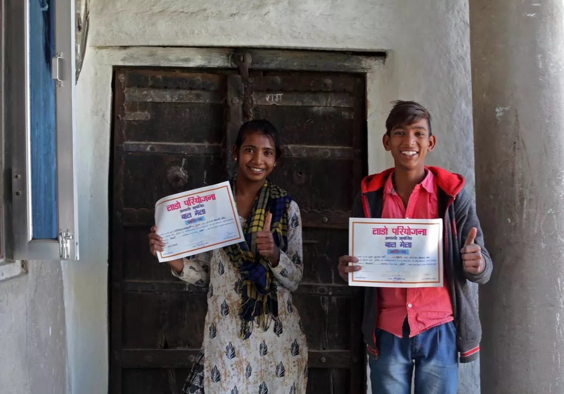 लाडो अभियान, ग्राम &ndash; बम्भोर, जिला टोंक, जयपुर, राजस्थान, भारत से प्राप्त मेरिट प्रमाणपत्र दिखाते हुए आदर्श अचीवर छात्र/छात्रा सुभाष और मनीषा
