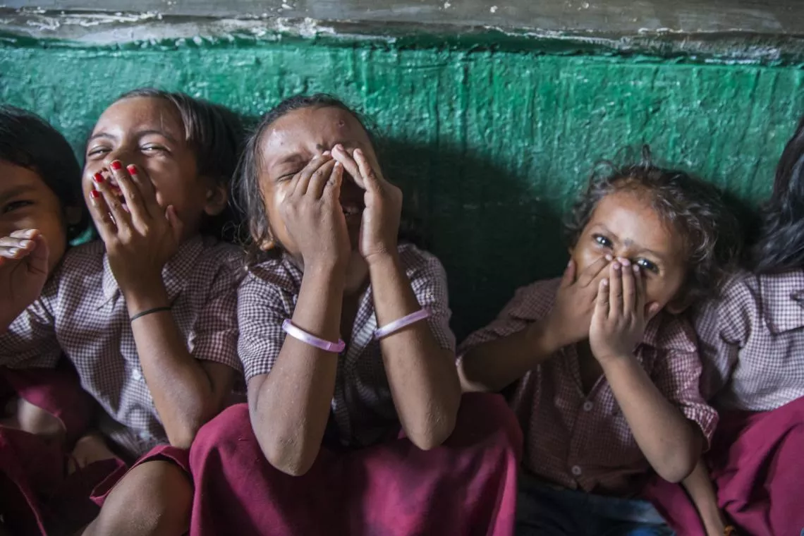 बिहार के चेरकी के एक आंगनवाड़ी केंद्र में एक गतिविधि के दौरान बच्चे प्रतिक्रिया करते हैं।