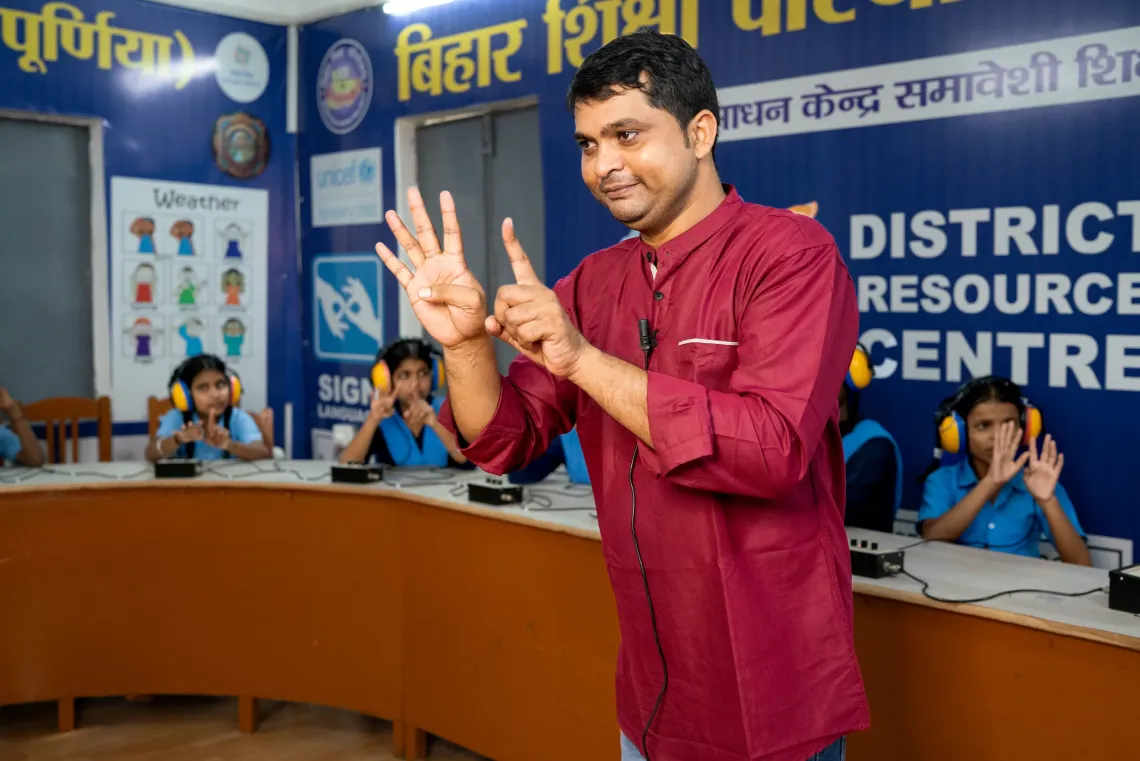 Teacher Santosh Mourya is taking the daily special two-hour class for the deaf girls. The group hearing aid system enables deaf girls to study with normal-hearing girls. 