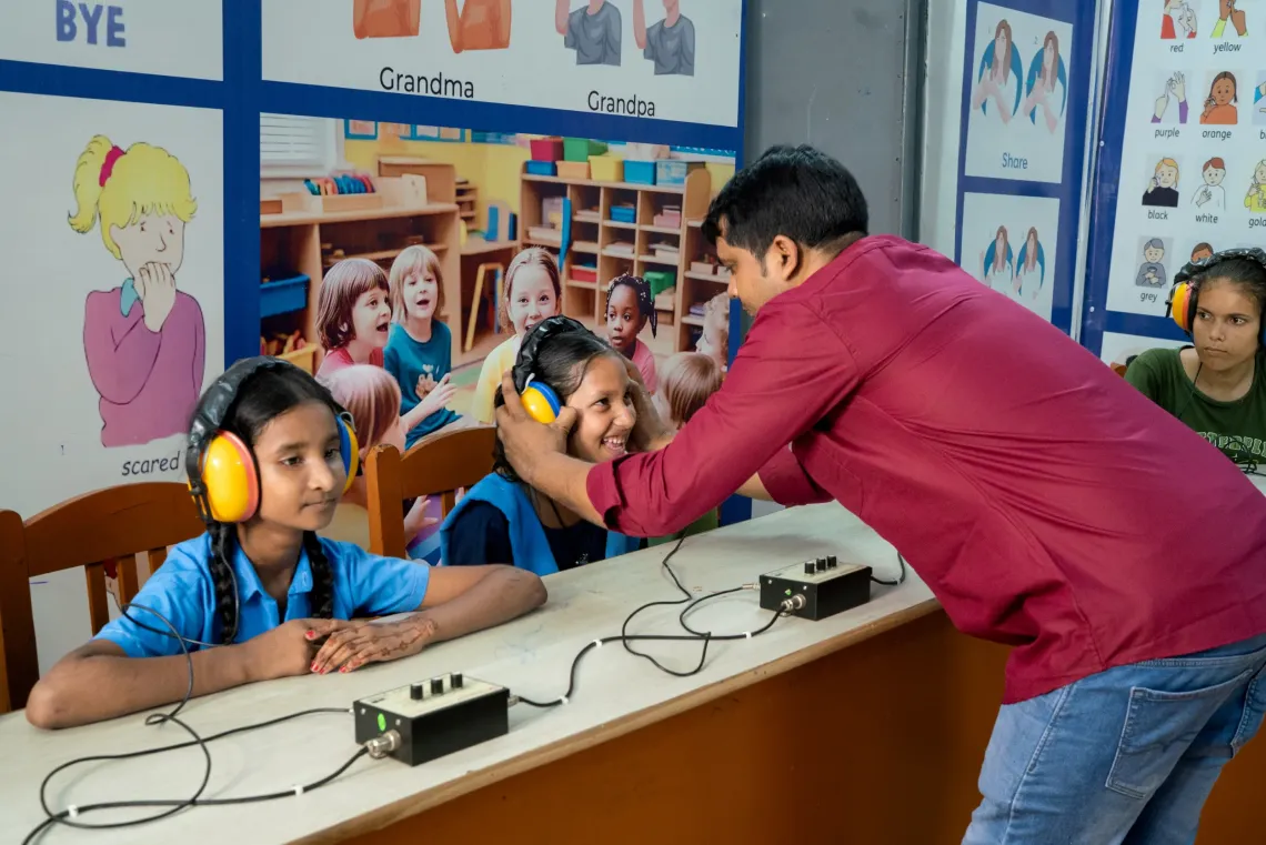 Teacher Santosh Mourya is taking the daily special two-hour class for the deaf girls. The group hearing aid system enables deaf girls to study with normal-hearing girls.