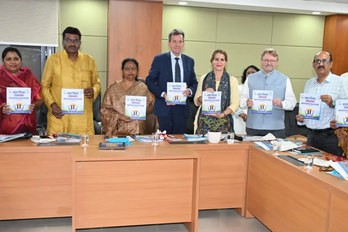 Jesper Moller, Deputy Representative Programmes, UNICEF India, and Soledad Herrero, Chief of Field Services, alongside Madhya Pradesh government officials, present the booklet 'बाल विवाह रोकथाम' (Child Marriage Prevention) at a meeting in Bhopal.
