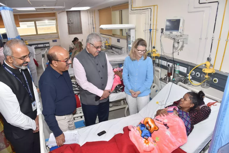 UNICEF India Representative Cynthia McCaffrey visited the Mother Newborn Care Unit (MNCU) at Gandhi Medical College, Bhopal. 