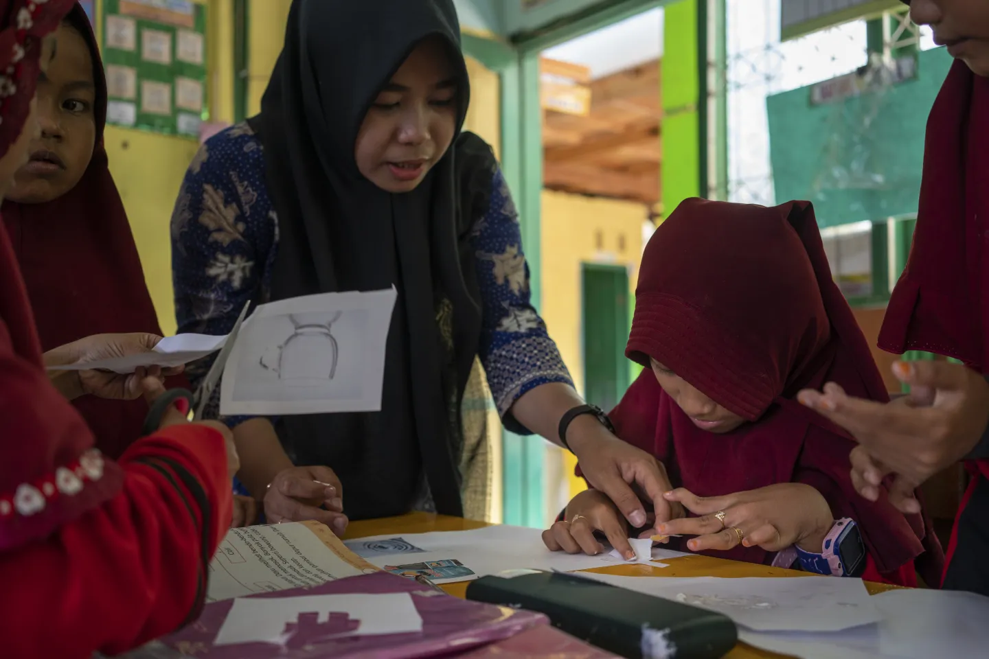Guru-guru di sekolah ikut dalam dua pelatihan dari mitra 1in11 agar dapat lebih melibatkan anak-anak difabel dalam kegiatan sekolah.