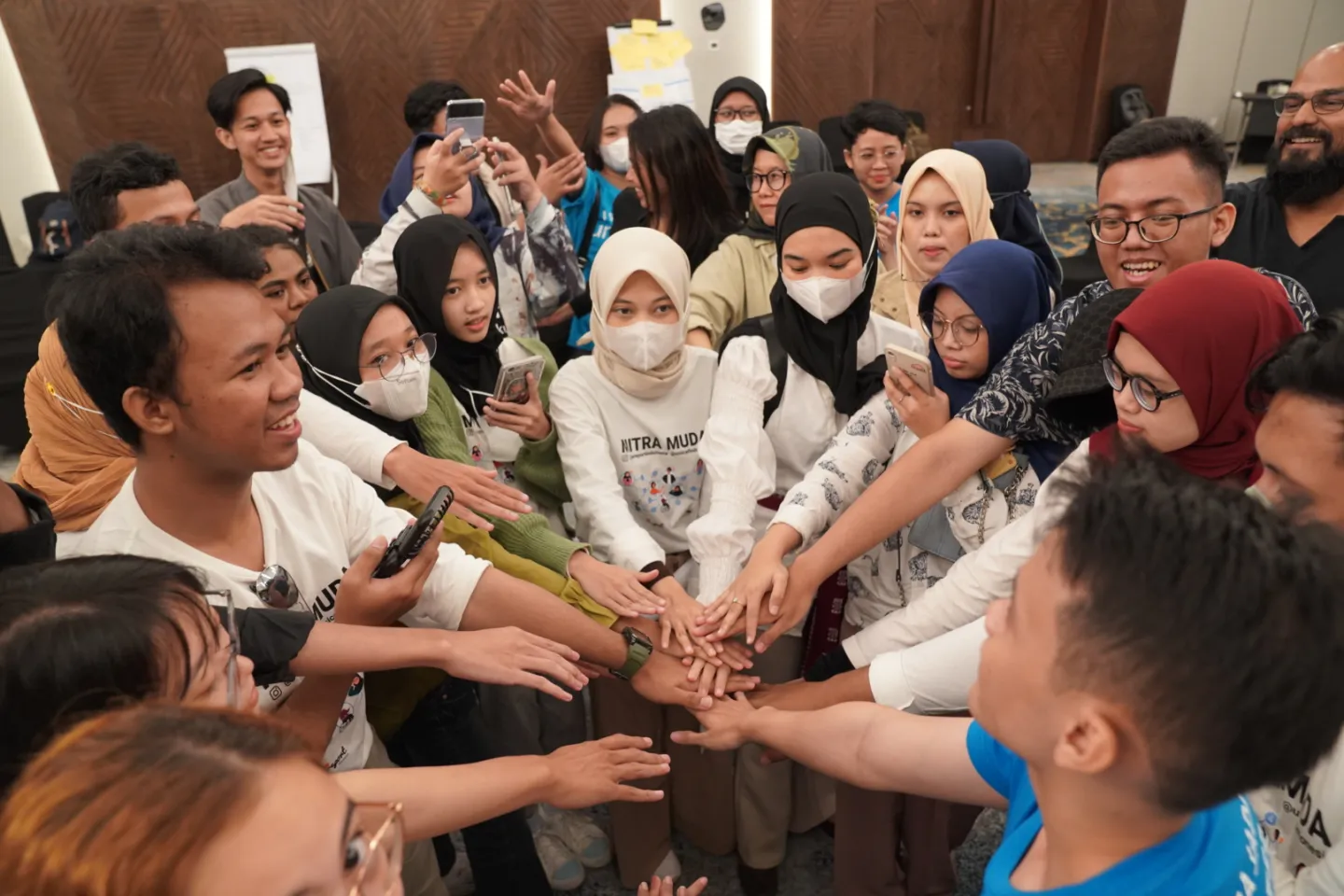 Mitra Muda berkumpul