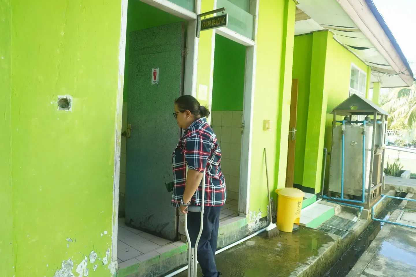 Yomi meninjau fasilitas sanitasi di Puskesmas Poto, Kabupaten Kupang, Nusa Tenggara Timur, pada 2 Juni 2025 dalam Penilaian Bersama WASHFIT untuk GEDSI dan Ketahanan Iklim, bersamaan dengan Penilaian PERIKSA di 26 puskesmas di Kabupaten Kupang. Inisiatif ini didukung oleh UNICEF dan Republik Korea.