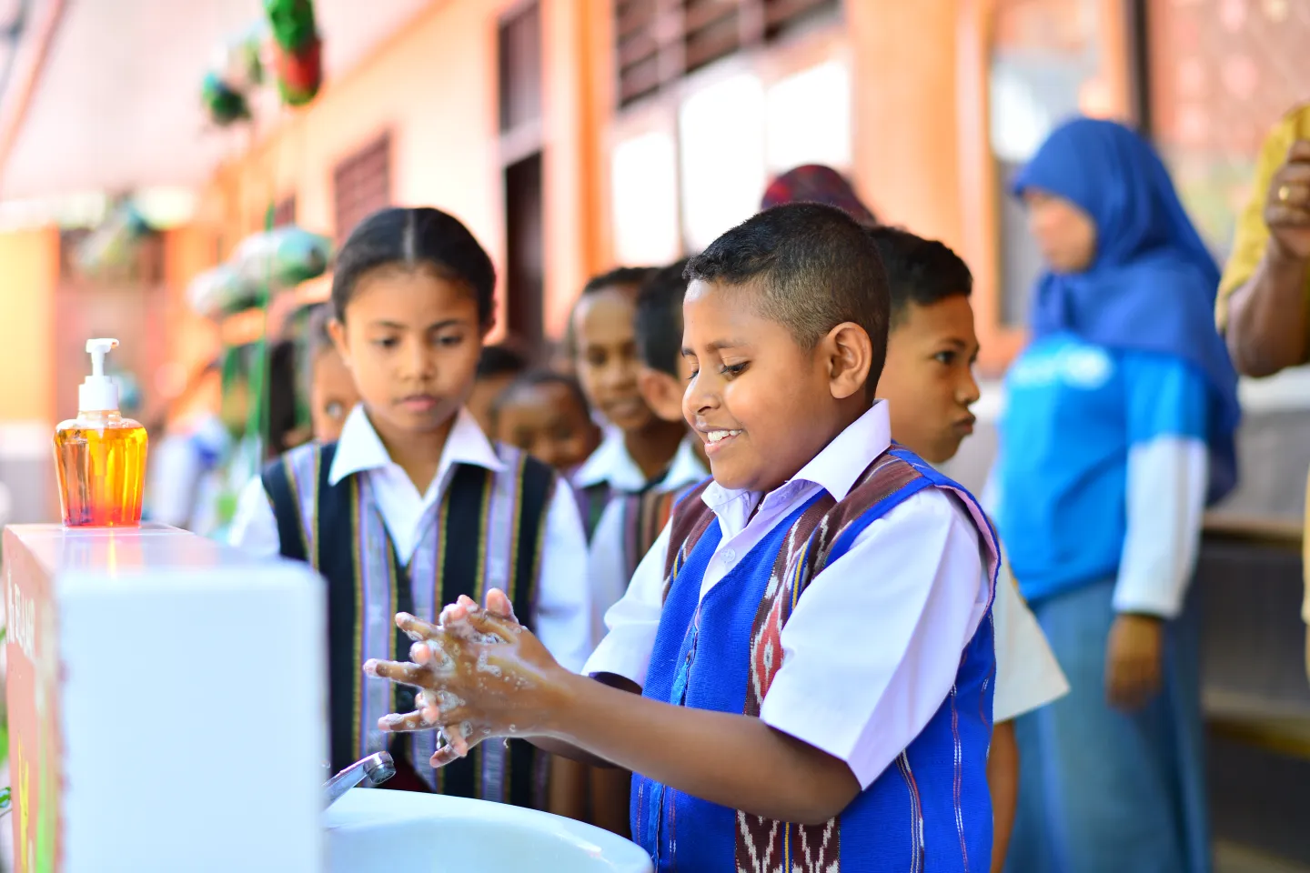 Student in Alor learns how to wash hands properly