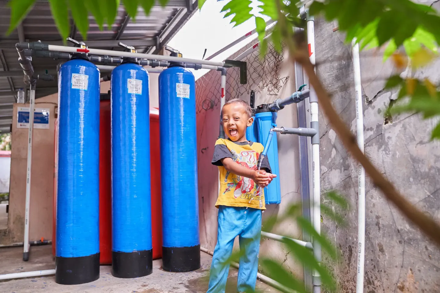 A children plays with water