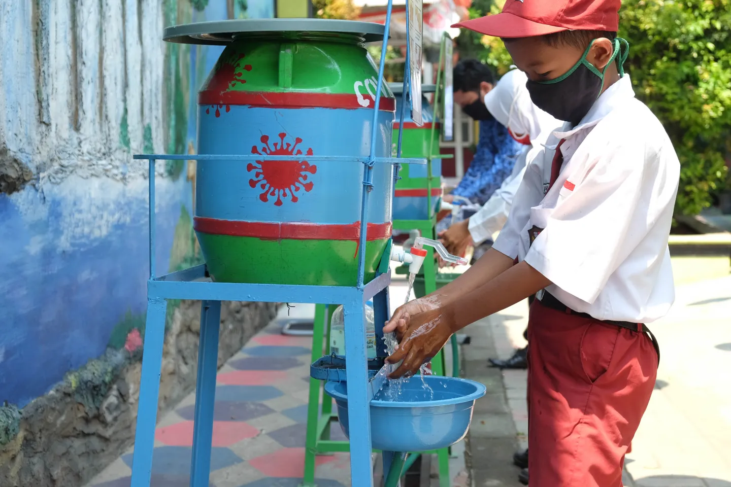 Murid cuci tangan pakai sabun di sekolah