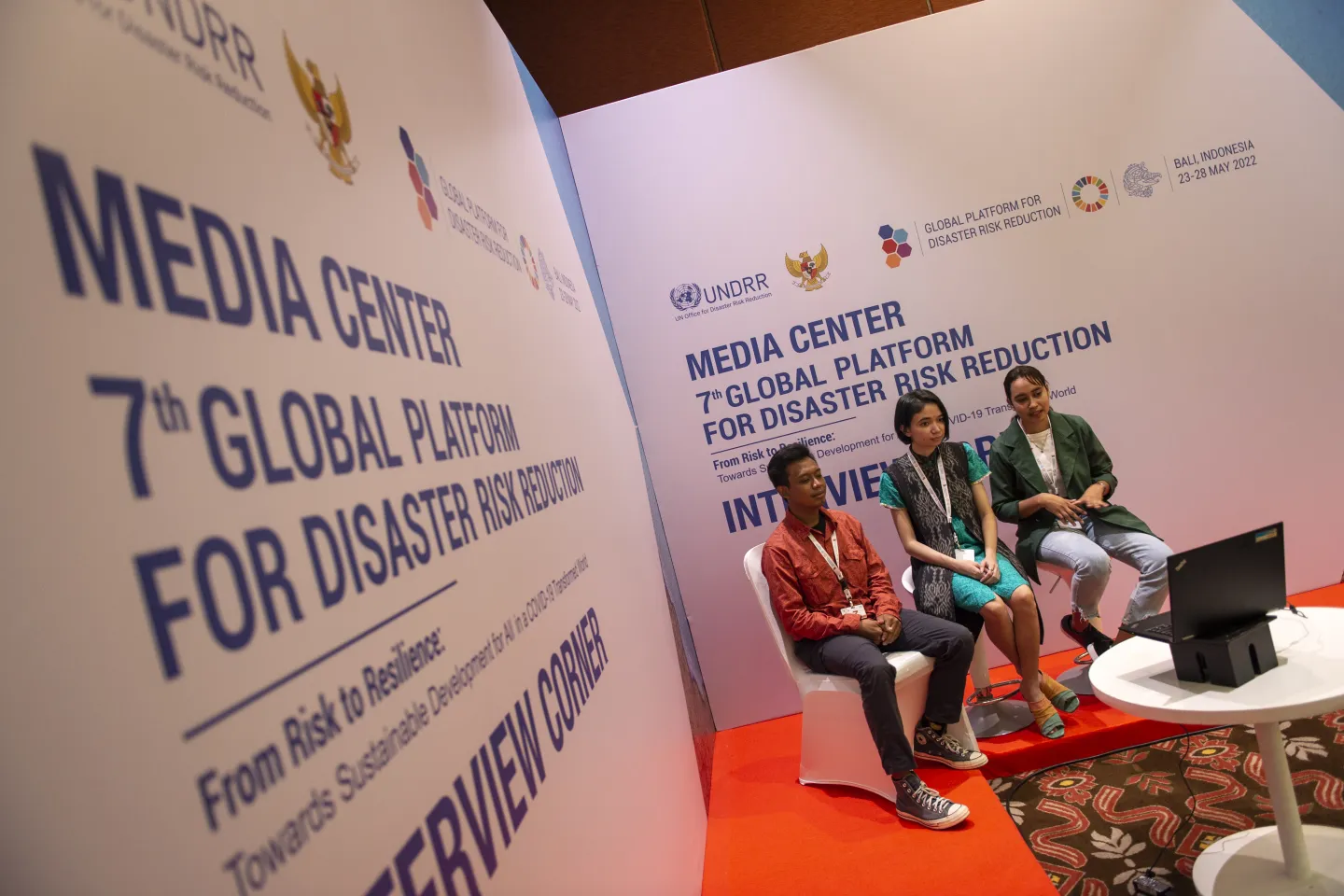 Anggota Mitra Muda berbagi pengalaman mereka mengenai  pengurangan risiko bencana dan adaptasi perubahan iklim pada Global Platform on Disaster Risk Reduction, Mei 2022 di Bali, Indonesia. 