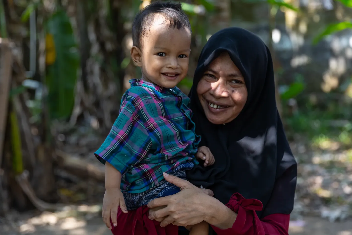 Anak dalam pelukan ibunya