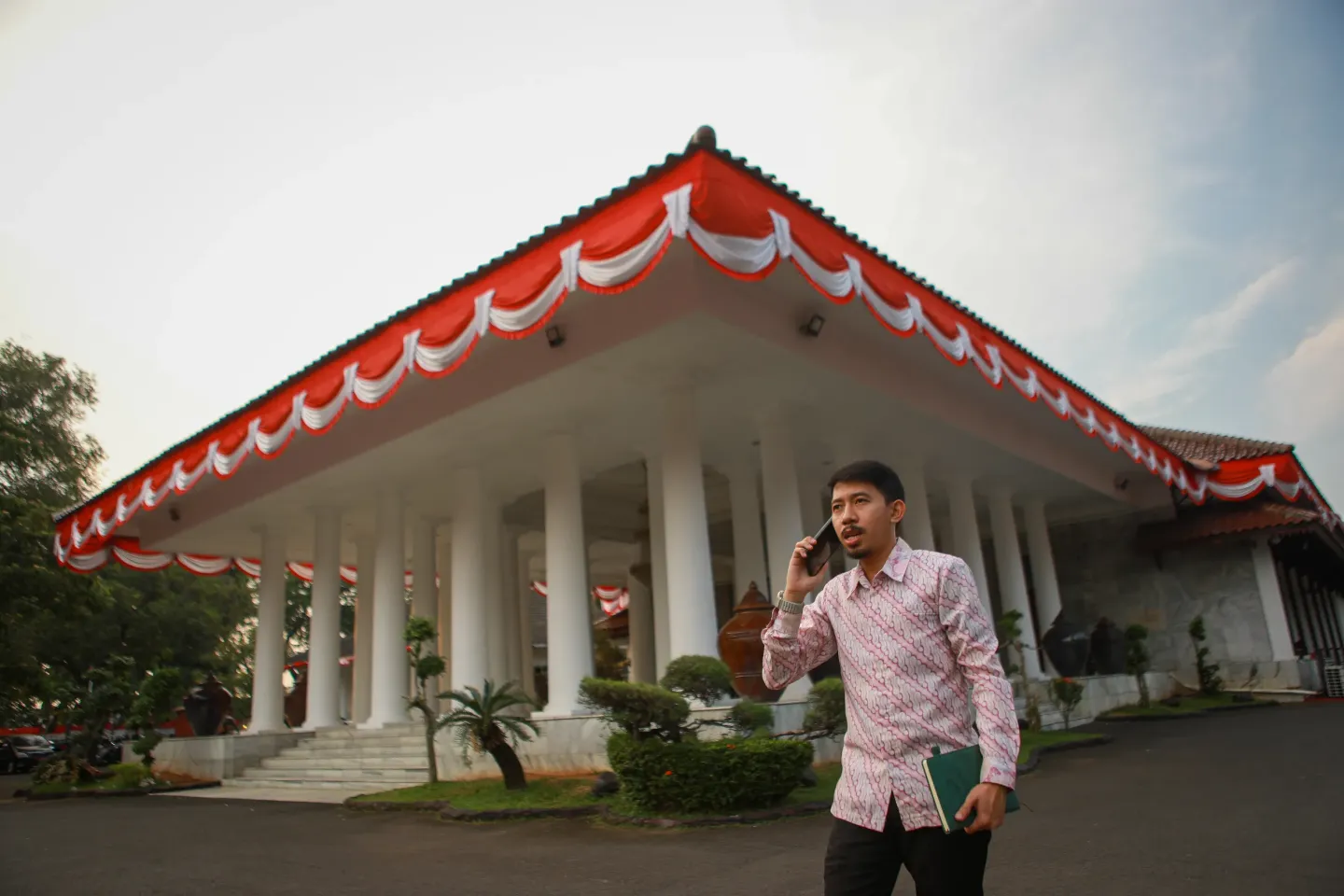 A social worker coordinating through phone