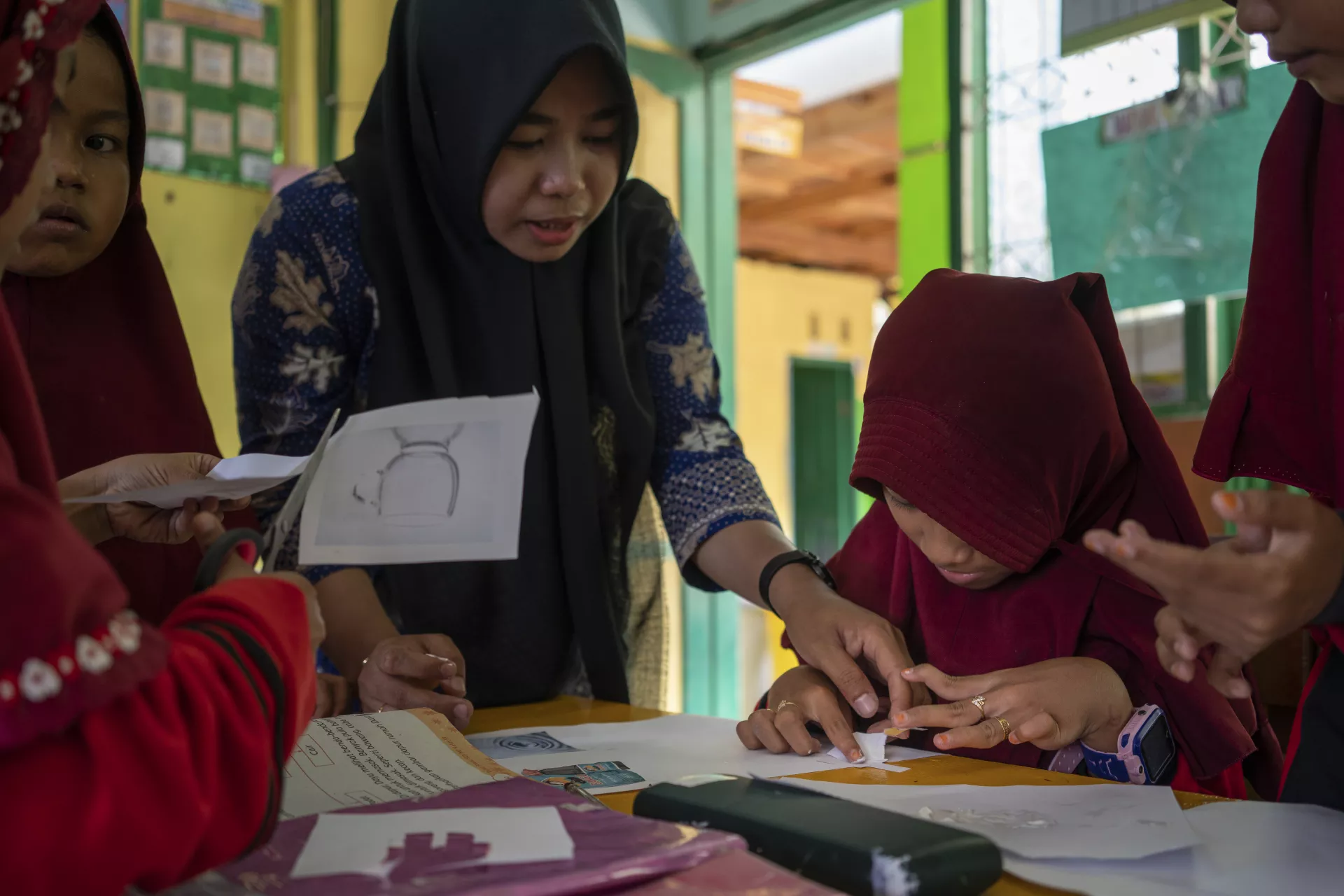 Guru-guru di sekolah ikut dalam dua pelatihan dari mitra 1in11 agar dapat lebih melibatkan anak-anak difabel dalam kegiatan sekolah.