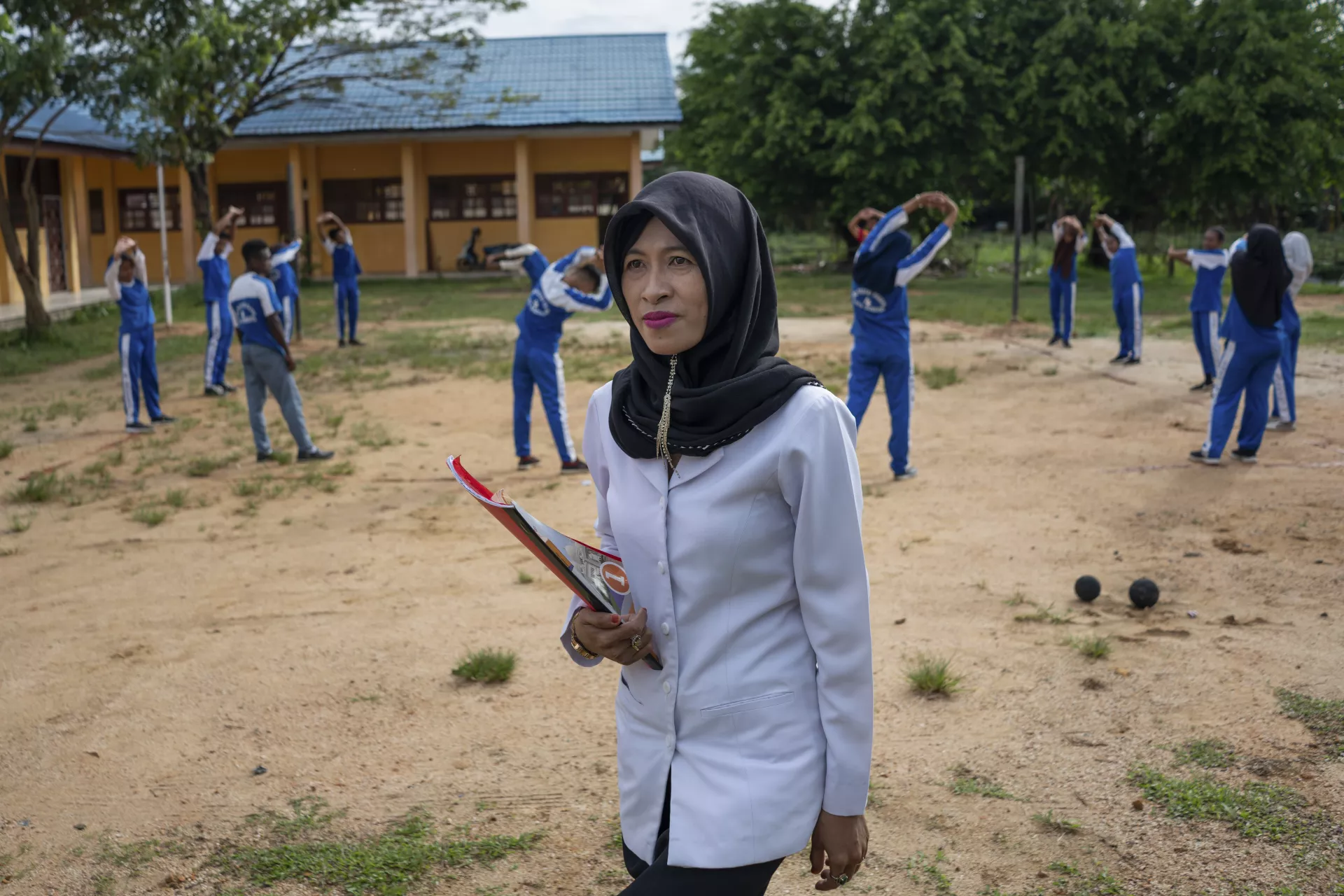 Ibu Ratna menyapa murid-murid