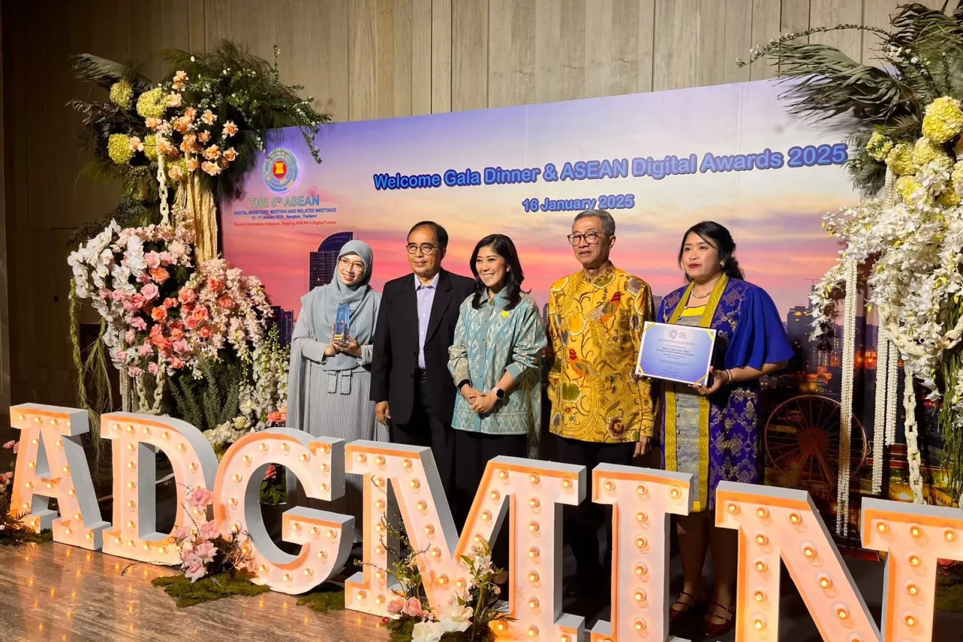 Delegates from the Indonesian Ministry of Health receive the ASEAN Digital Public Sector Gold Award. 
