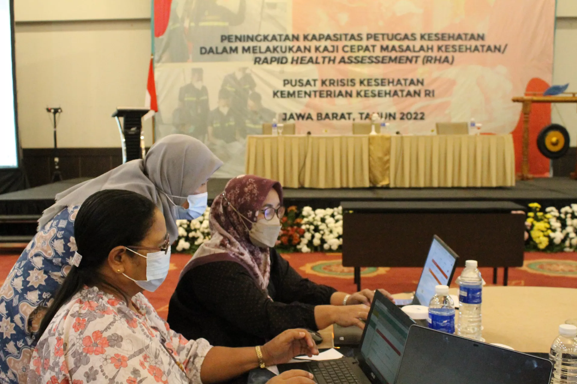 Petugas dinas kesehatan dari berbagai daerah di Indonesia, termasuk analis krisis kesehatan Rini Supardan dari Dinas Kesehatan Provinsi Riau, belajar untuk mengoperasikan aplikasi kajian cepat kesehatan.