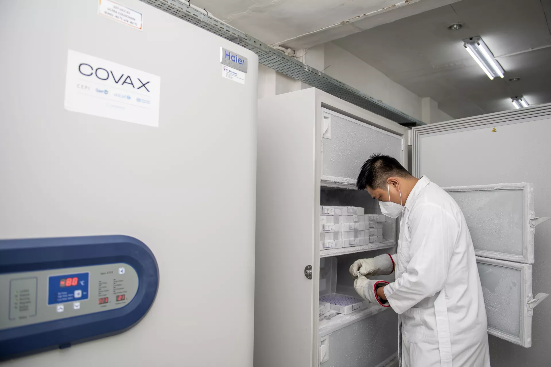 Seorang petugas kesehatan di fasilitas COVAX.