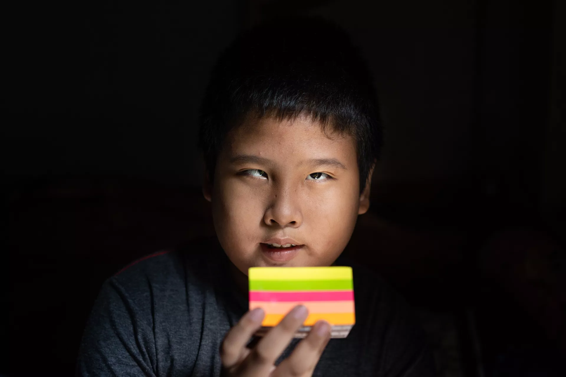 Kevin sedang memegang setumpuk kertas post it warna warni