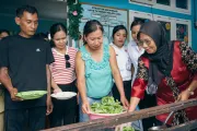 Parents learn how to prepare healthy meal together at the TKN Kelapa Lima Public Early Childhood Education (ECE) Centre, Kupang Municipality, East Nusa Tenggara, on 9 December 2025