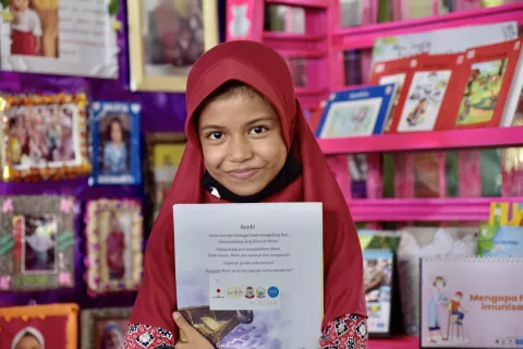 Ayatul Husna, 9, siswi di SDN Inpress Karunrung menghabiskan waktu istirahat di pojok baca sekolah.