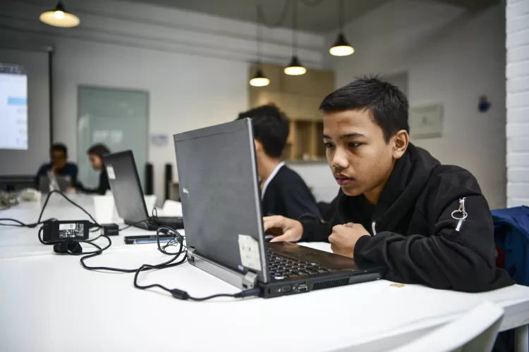 Markoding participant learns coding