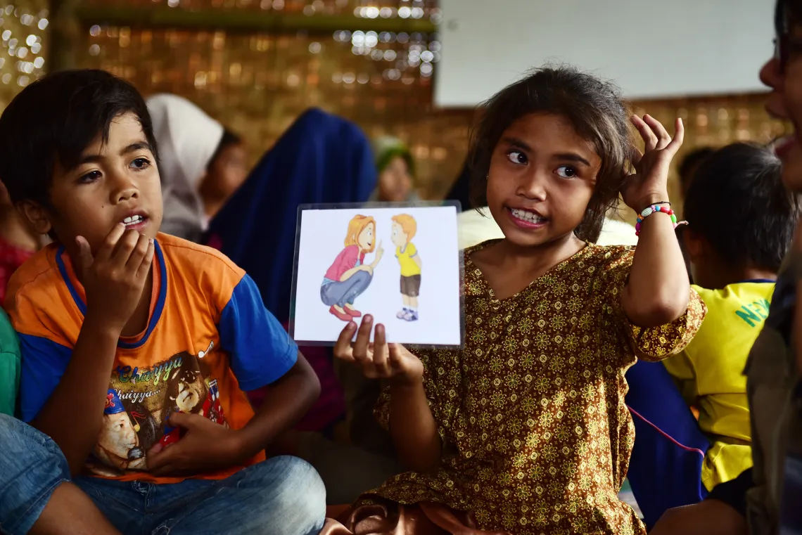 Puspita Sari, 10, showed a picture of the relationship between mother and child while playing in a child protection tent in Senaru Village, North Lombok, West Nusa Tenggara.