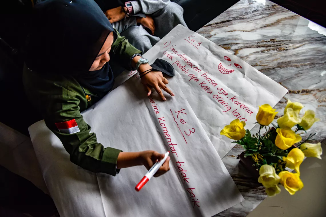A participant writes about the adversities she faced and the problem solving during the Adolescent Circle session.