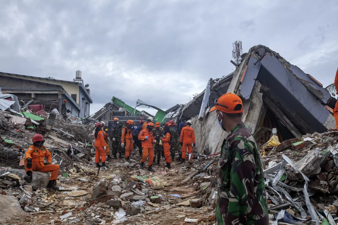 On 16 January 2021, rescuers evacuate residents in Mamuju Regency after a 6.2 magnitude earthquake struck the West Sulawesi Province of Indonesia on 14 January 2021.