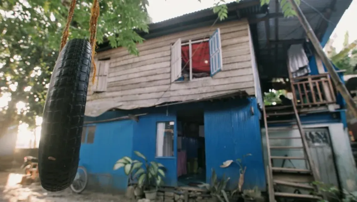 Rumah berwarna biru milik Aisyah dan keluarga