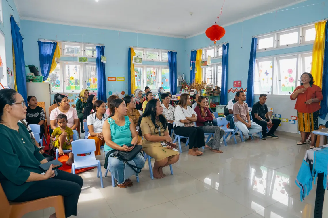 Parents learn how to prepare healthy meal together at the TKN Kelapa Lima Public Early Childhood Education (ECE) Centre, Kupang Municipality, East Nusa Tenggara, on 9 December 2025