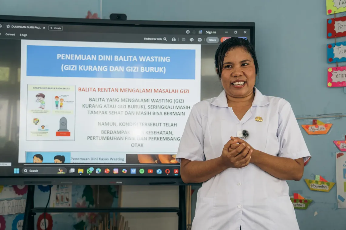 Yeni, nutritionist from Puskesmas Oesapa talks about wasting to parents at the TKN Kelapa Lima Public Early Childhood Education (ECE) Centre , Kupang Municipality, East Nusa Tenggara, on 9 December 2025