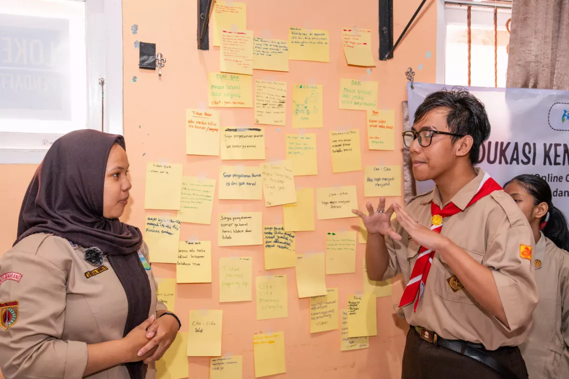 Shelda, 18 tahun, siswi SLB Negeri Semarang, bercerita tentang pengalaman anak muda dengan bahaya daring dalam sebuah sesi di sekolahnya.