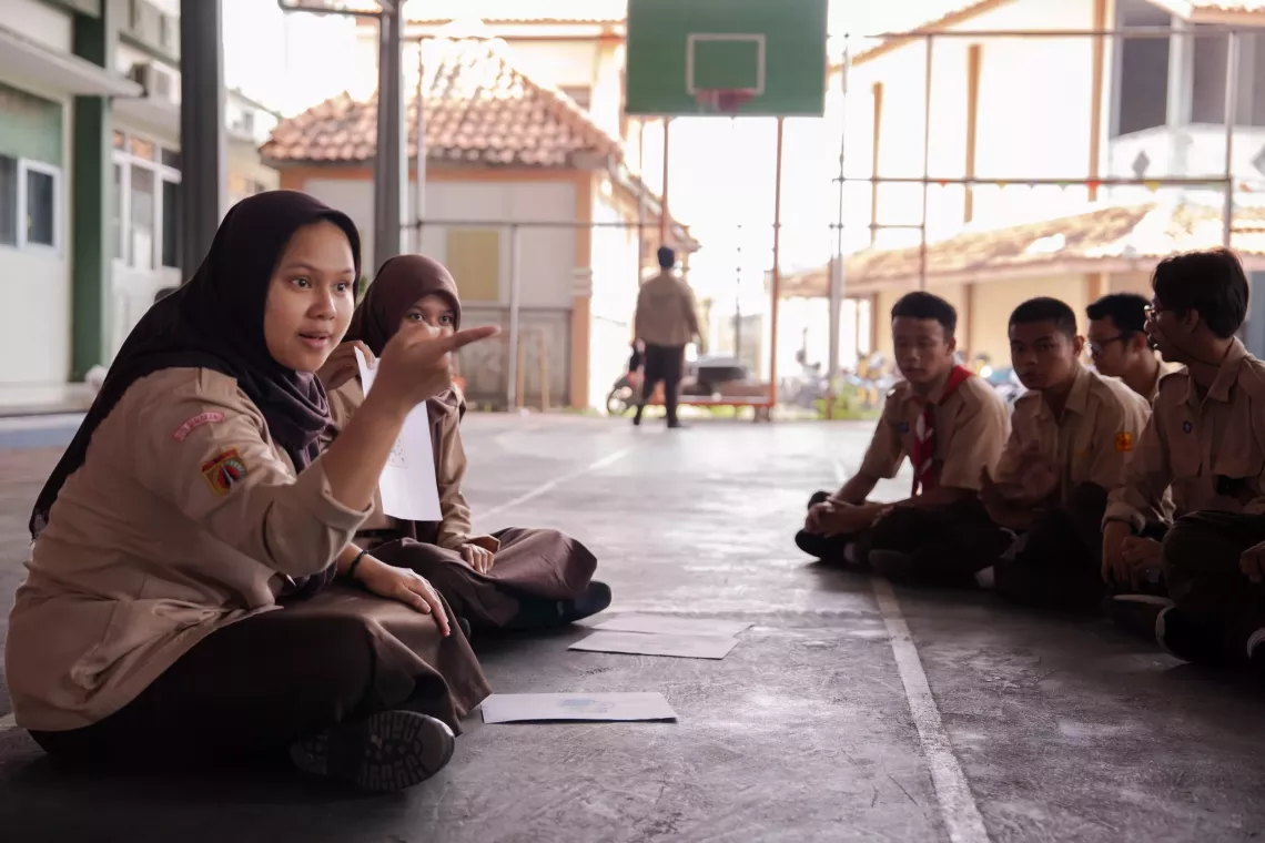 (kiri ke kanan) Shelda, 18 tahun, dan Caca, 16 tahun, siswa SLB Negeri Semarang, memimpin sesi tentang keamanan daring bagi sesama siswa di halaman sekolah.