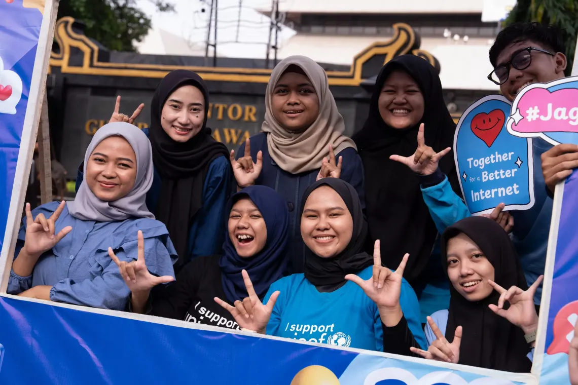(kiri ke kanan) Caca, 16, dan Shelda, 18, siswa SLB Negeri Semarang, berpose bersama teman-temannya selama acara peningkatan kesadaran tentang keamanan daring di Semarang, Jawa Tengah.