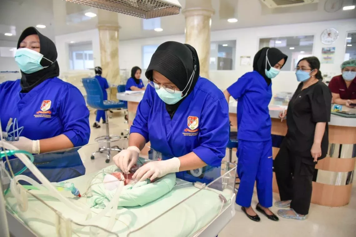 A healthworker in the NICU team