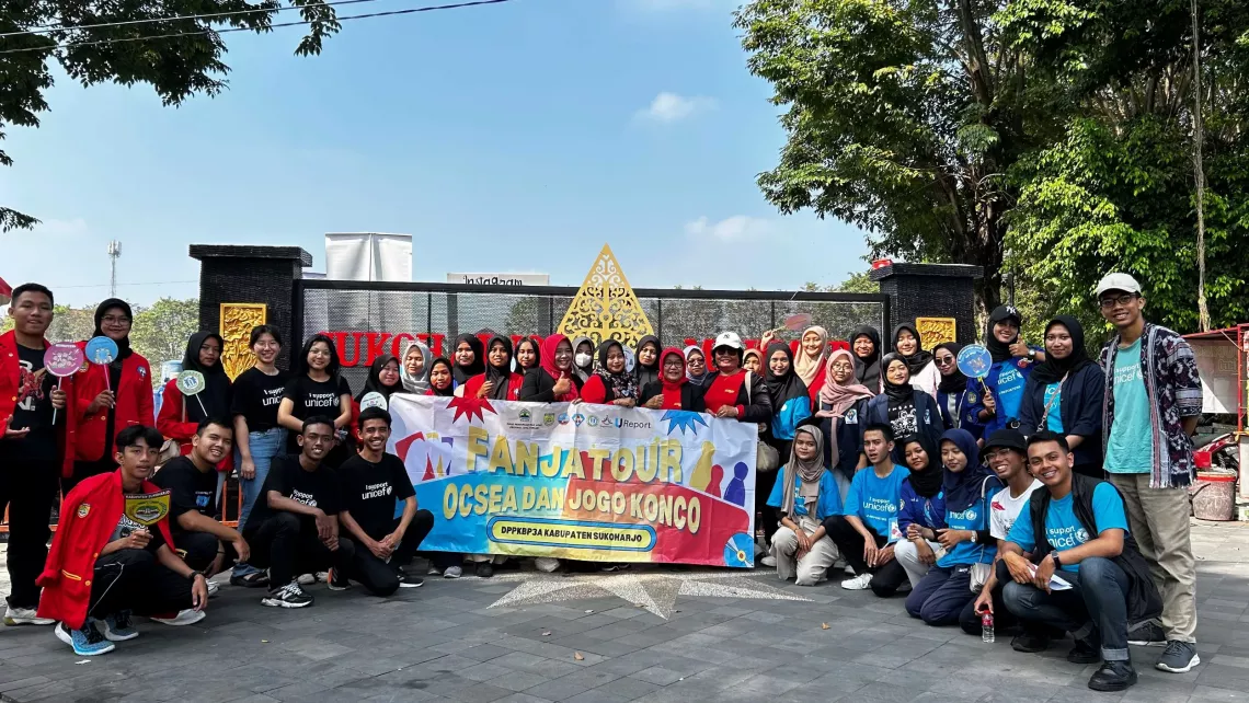 Members of Central Java Children&rsquo;s Forum (FAD Jateng) and the UNICEF Indonesia team  take photo together