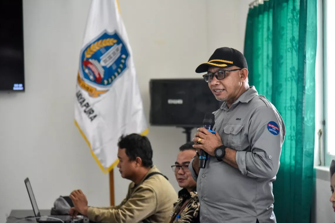 Head of the Civil Registry Service Office Jayapura, Herald J. Berhitu, introduces SITANDUK RUSA - an abbreviation for Sistem Terintegrasi Pelayanan Adminduk dengan Rumah Sakit to health workers at Yowari Hospital.
