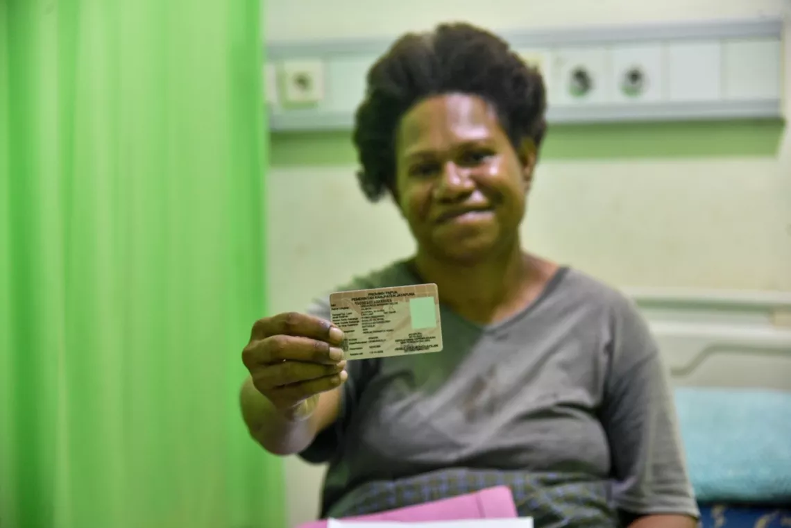 Cremilda shows Gregorius&rsquo; Identity Card (KIA)