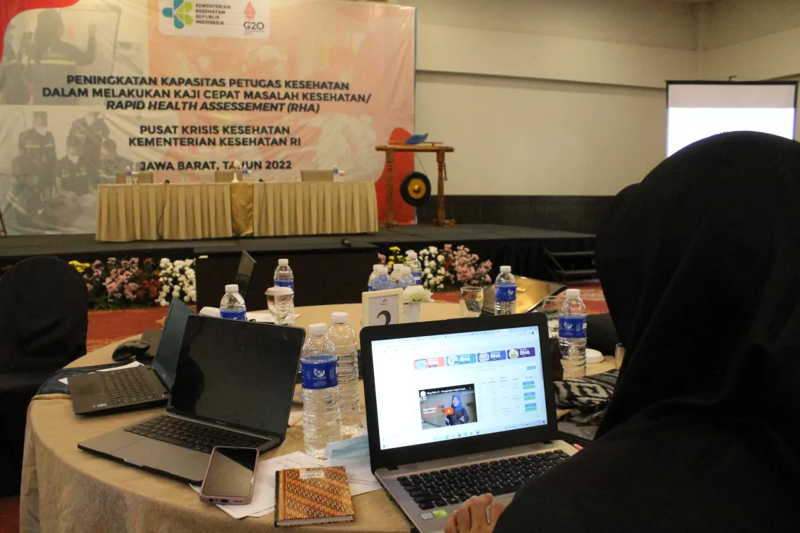Petugas dinas kesehatan dari berbagai daerah di Indonesia, termasuk analis krisis kesehatan Rini Supardan dari Dinas Kesehatan Provinsi Riau, belajar untuk mengoperasikan aplikasi kajian cepat kesehatan.