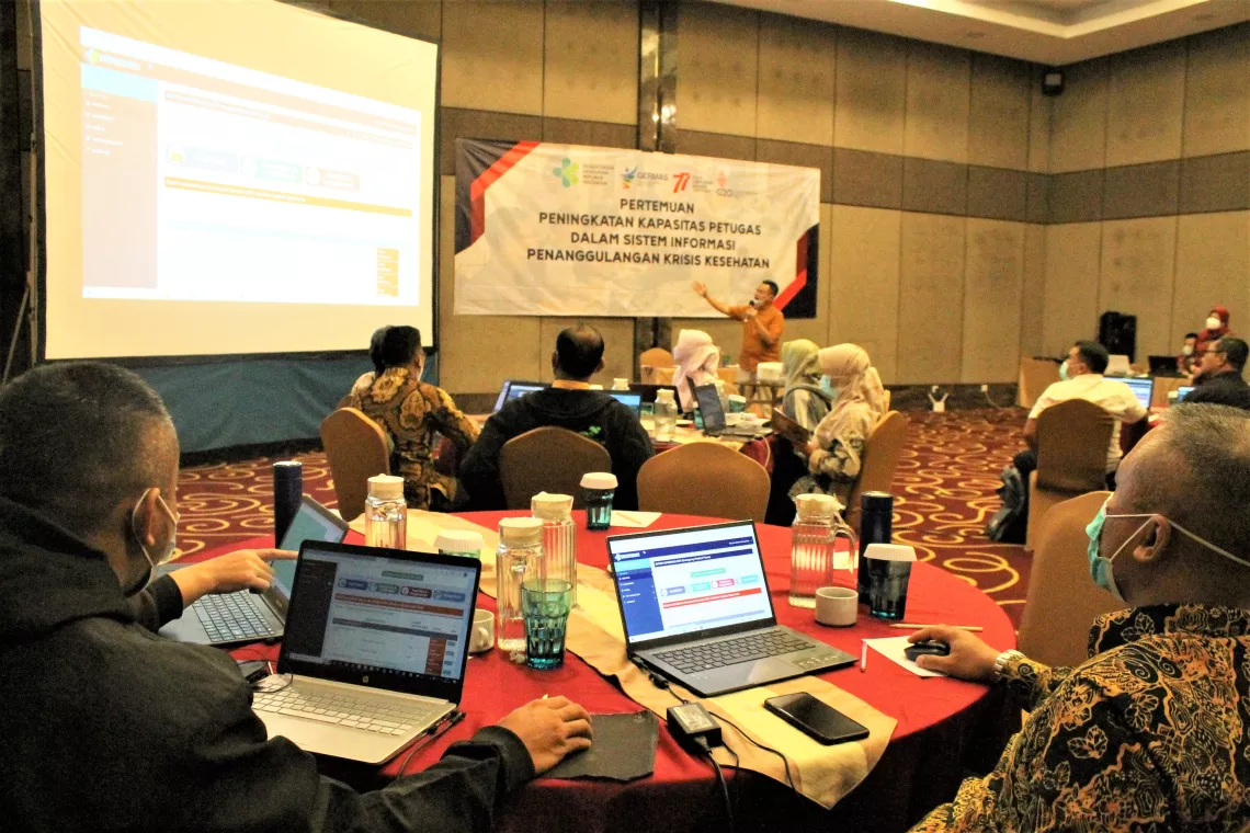 Petugas dinas kesehatan belajar menggunakan aplikasi penilaian cepat masalah kesehatan dalam sebuah lokakarya pada 24 Agustus 2022 di Bekasi, Jawa Barat. 