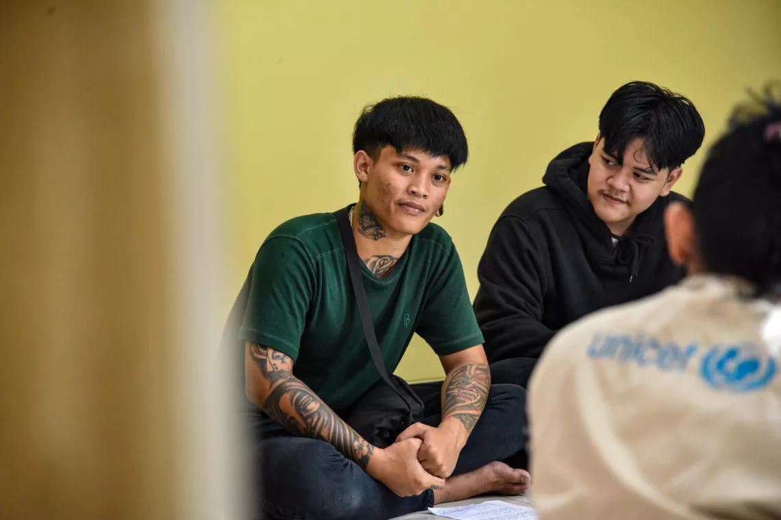 Agung Nugroho speaks with UNICEF&rsquo;s Education Officer during s sharing session at a local Community-based Learning Center in Purbalingga.  
