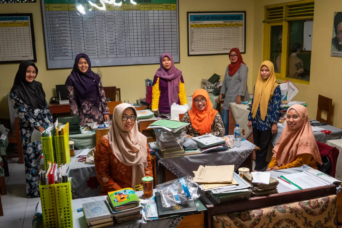 Ibu Fitri (depan kiri mengenakan jilbab krem) dengan rekan-rekan guru di Madrasah Ibtidaiyah Ciberem