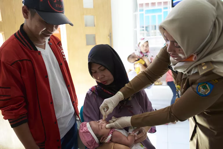 A health worker administer immunization
